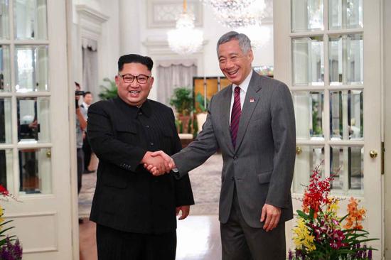 Singaporean Prime Minister Lee Hsien Loong (right) meets with Kim Jong-un, chairman of the Workers' Party of Korea (WPK) and chairman of the State Affairs Commission of the Democratic People's Republic of Korea (DPRK) in Singapore on Sunday. [Photo provided by Ministry of Communications and Information, Republic of Singapore]