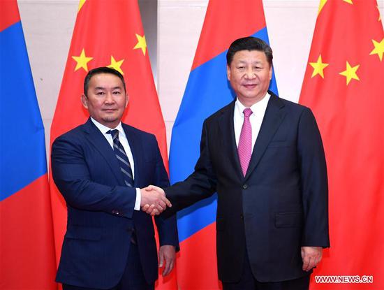 Chinese President Xi Jinping (R) meets with his Mongolian counterpart Khaltmaa Battulga in Qingdao, east China's Shandong Province, June 10, 2018. (Xinhua/Yan Yan)