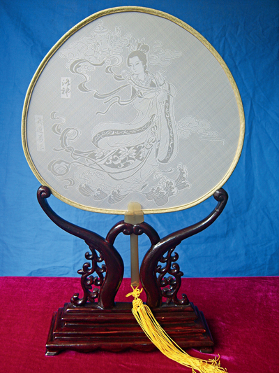 A Gong fan with an image of the Goddess of the Luohe River. (Photo/China Today)