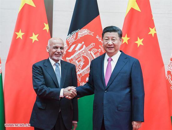 Chinese President Xi Jinping (R) meets with his Afghan counterpart Ashraf Ghani in Qingdao, east China's Shandong Province, June 10, 2018. (Xinhua/Gao Jie)