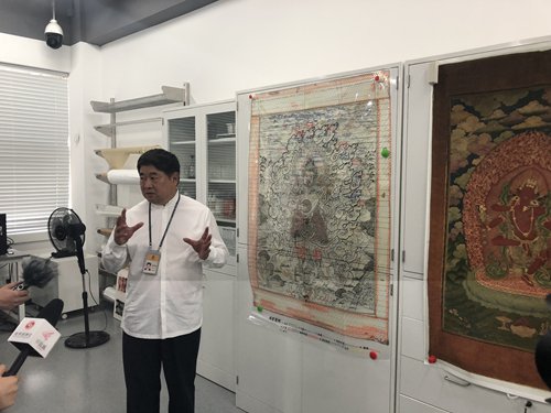Palace Museum Director Shan Jixiang introduces the restoration of a Thangka painting. (Photo: Luo Yunzhou/GT)