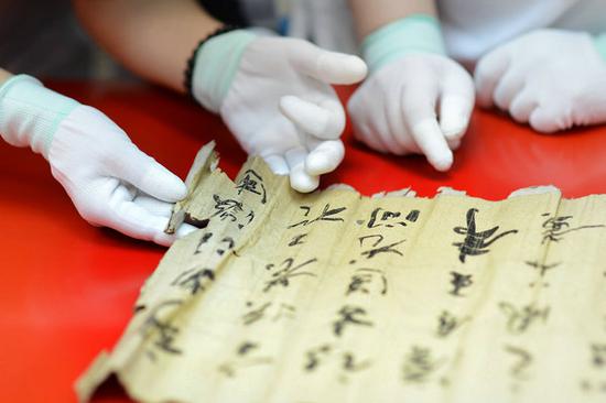 Experts seek to put emphasis on the background stories in the restoration of ancient Chinese art and calligraphy at this year's international forum on art preservation in Beijing. (Photo/Xinhua)