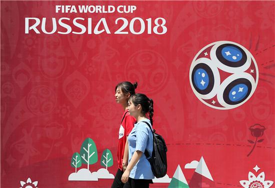 Posters pop up around China, like this one seen on Wednesday in Weifang, Shandong province, promoting the upcoming 2018 World Cup in Russia. (ZHANG CHI/FOR CHINA DAILY)