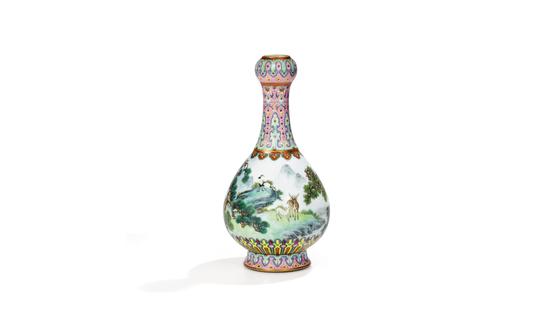  A rare Chinese imperial vase discovered in the attic of a family home in France is on auction. (Photo/China Daily)