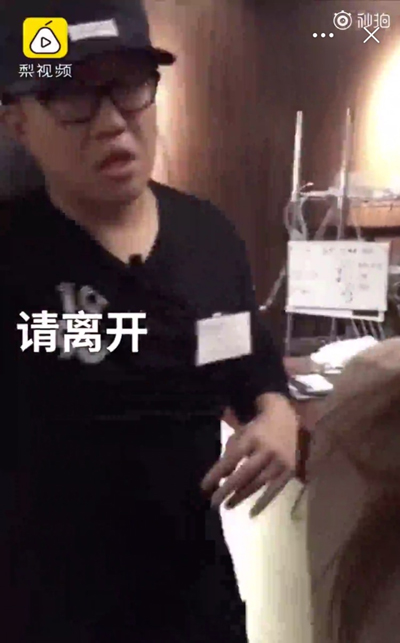 The restaurant manager asked two Chinese customers to leave. (Screenshot of Pear Video)