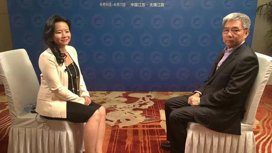 CGTN’s Cheng Lei (L) speaks to He Yu, chairman of China General Nuclear Power Corporation, in Jiangyin City, Jiangsu Province, China. (Photo /CGTN)