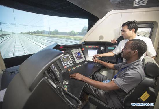 Foreign railway executives visit training base for high-speed railway staff