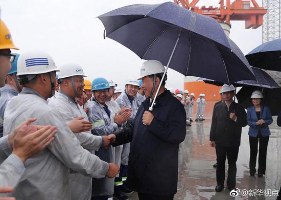 President Xi shakes hands with staff members of CIMC Raffles in Yantai, June 13, 2018. (Xinhua Photo)