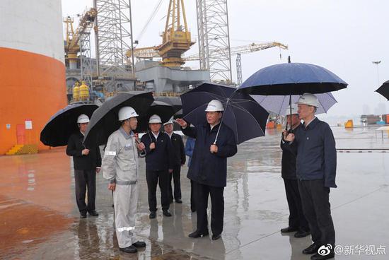 President Xi inspects Yantai Manufacturing Base of CIMC Raffles in Yantai, June 13, 2018. (Xinhua Photo)