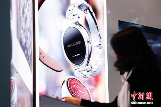 A wearable device attracts visitors at an exhibition. (Photo/China News Service)