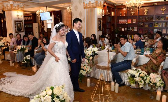 Li Ziyan and her partner Hu Yuanhua hold their wedding ceremony in Gogol Bookstore in Harbin, Heilongjiang province, on June 1. Since its opening in October 2014, 36 couples have held their wedding ceremonies in the bookstore. Liu Yang / For China Daily