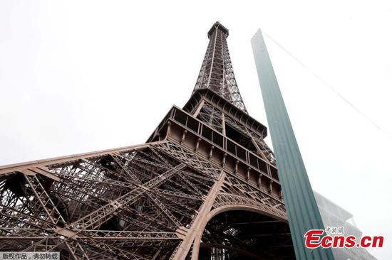 Glass walls, not metal fencing, to surround Eiffel Tower