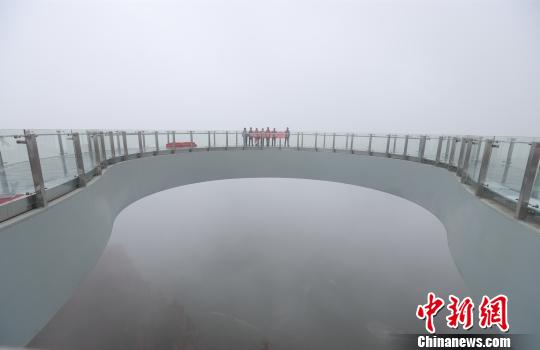 The horseshoe-shaped glass skywalk in Henan. (Photo: China News Service/Dong Fei)