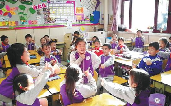Students at the elementary school affiliated with Tsinghua University in Beijing are happy in class. (Photo provided to China Daily)