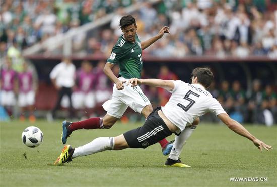 Carlos Vela (L) of Mexico vies with Mats Hummels of Germany during a group F match between Germany and Mexico at the 2018 FIFA World Cup in Moscow, Russia, June 17, 2018. (Xinhua/Cao Can)