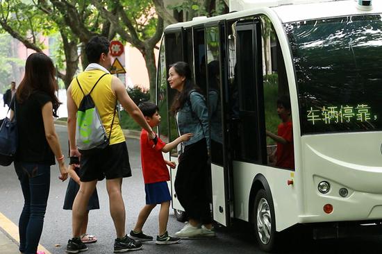 Passengers get on a driverless minibus at Shanghai Jiao Tong University in May. (Provided to China Daily)