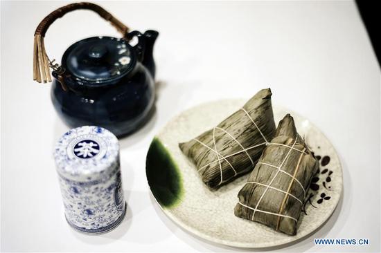 Zongzi, or rice dumplings, are seen at a workshop in a restaurant in Manhattan, New York City, the United States, on June 16, 2018. A famed restaurant in New York City turned itself into a workshop over the weekend for learning to make rice dumplings to celebrate the Dragon Boat Festival, a traditional Chinese holiday that commemorates the death of an ancient patriotic poet Qu Yuan. (Xinhua/Li Muzi)
