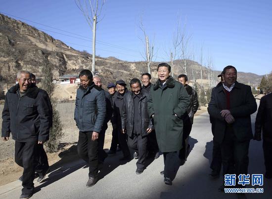 Chinese President Xi Jinping visits people in Liangjiahe village, Wen'anyi township of Yanchuan county, Yan'an, Northwest China's Shaanxi province, Feb 13, 2015. (Photo/Xinhua)