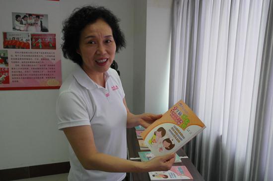 Liu Guixiang holds a copy of her book about meal. (Photo/chinadaily.com.cn)