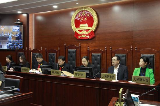 Diao Quangui (second from right) hears an air pollution case with three other people's assessors and three judges at Beijing No 4 Intermediate People's Court on May 8. (Photo/China Daily)