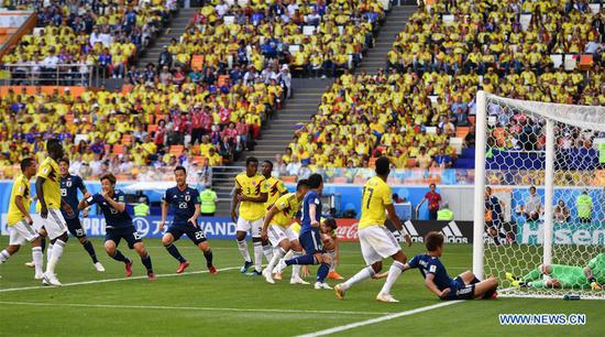 Yuya Osako (4th L) of Japan celebrates scoring during a Group H match between Colombia and Japan at the 2018 FIFA World Cup in Saransk, Russia, June 19, 2018. Japan won 2-1. (Xinhua/Lui Siu Wai)