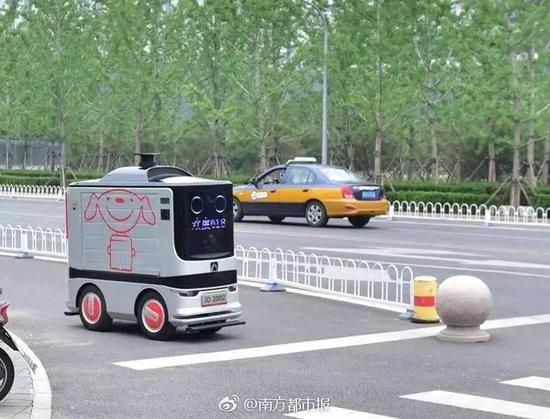 JD's Self-driving delivery robot. (Photo/Southern Metropolis Daily)
