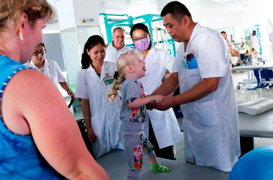 A Russian child with cerebral palsy gets treatment in Sanya Traditional Chinese Medicine Hospital. (Photo provided to China Daily)