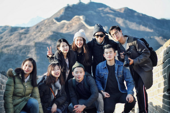 Students from Taiwan, Hong Kong and Macao from Renmin University of China take a photo at the Great Wall in Beijing during a cultural experience event. (Photo provided to China Daily)