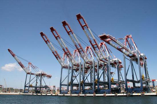 The twin ports of Long Beach and Los Angeles in southern California are the major gateways for US-Asia trade. (Photo/chinadaily.com.cn)