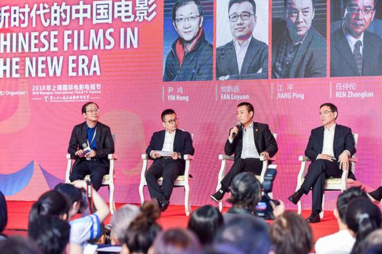 Industry insiders, such as Alibaba Pictures CEO Fan Luyuan (second left), and Ren Zhonglun (right), president of Shanghai Film Group Corp, discuss the future of the Chinese movie industry at the Shanghai film festival. (Photo provided to China Daily)