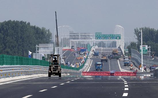 Work on a section of the Capital Region Ring Expressway finishes up in Beijing on Wednesday. (PHOTO/CHINA DAILY)