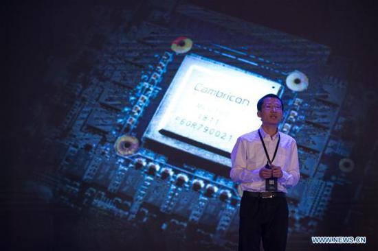 Cambricon Technology CEO Chen Tianshi introduces the cloud AI chip MLU100 in Shanghai on May 3, 2018. (Photo / Xinhua)