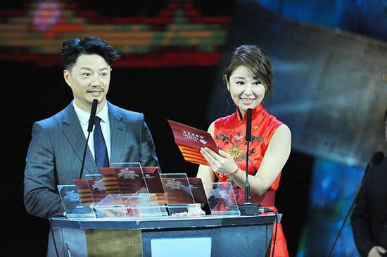 Actress Ruby Lin and actor Duan Yihong announce the best actor award on the closing night of the festival. （Photo provided to China Daily）