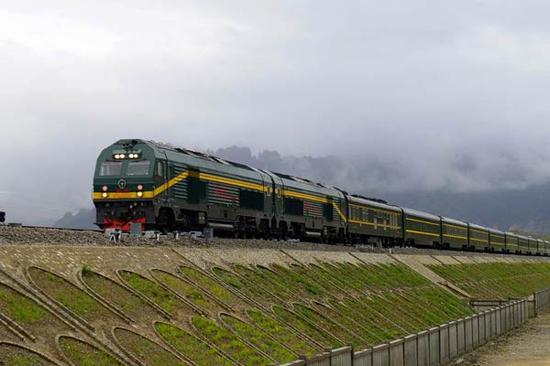 The 253-km railway line links Lhasa and Xigaze is officially put into use on Aug. 15, 2014. (Photo/Xinhua)