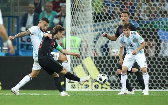 Luka Modric (2nd L) of Croatia shoots to score during the 2018 FIFA World Cup Group D match between Argentina and Croatia in Nizhny Novgorod, Russia, June 21, 2018. Croatia won 3-0. (Xinhua/Wu Zhuang)