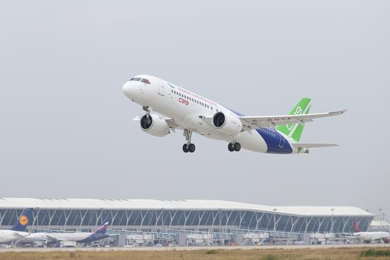 A C919 airplane takes off from the Shanghai Pudong International Airport for a test flight to Xi'an, Northwest China's Shaanxi province, on Nov 10, 2017. （Photo by Chen Zikuan/For China Daily）