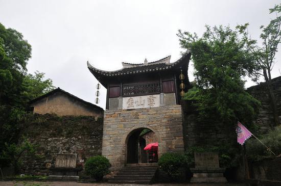 Yunshan village in Guizhou province's Anshun is a well-preserved military outpost that attracts tourists and young artists with its unique architecture and local customs.  (XU LIN/CHINA DAILY/YUAN QINSHU/FOR CHINA DAILY)
