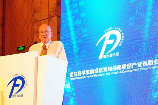 Barry Sharpless, the winner of Nobel Prize for Chemistry in 2001, speaks at the Nobel Scientist Frontier Research and Industrial Development Plans Briefing in Shanghai on June 22. (Photo by Xing Yi/chinadaily.com.cn)