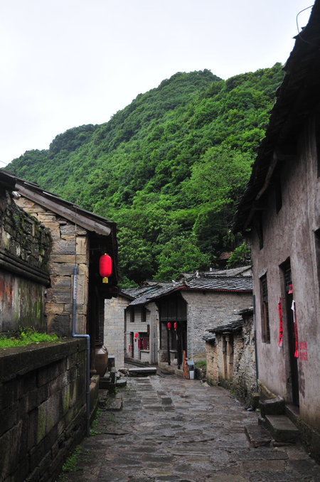 Yunshan village in Guizhou province's Anshun is a well-preserved military outpost that attracts tourists and young artists with its unique architecture and local customs.  XU LIN/CHINA DAILY/YUAN QINSHU/FOR CHINA DAILY