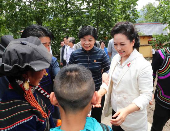 Peng Liyuan, the wife of President Xi Jinping, attends various activities promoting the prevention and treatment of AIDS in the Liangshan Yi autonomous prefecture in Sichuan province. [Photo provided to China Daily]