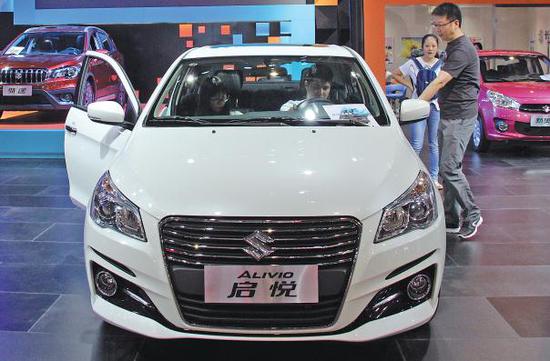 A Suzuki Alivio model is displayed at an auto show in Dongguan, Guangdong province. The carmaker is to dissolve its existing Chinese joint venture due to a sales slump and fierce competition. (Photo provided to China Daily)