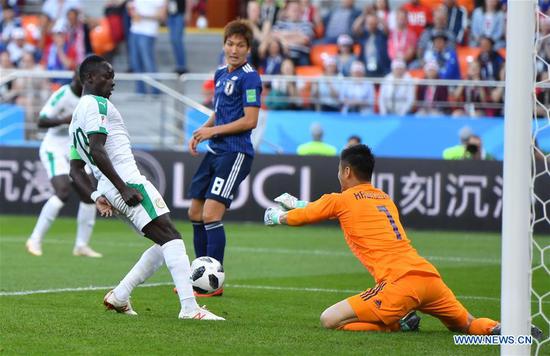Sadio Mane (L) of Senegal scores a goal during the 2018 FIFA World Cup Group H match between Japan and Senegal in Yekaterinburg, Russia, June 24, 2018. (Xinhua/Liu Dawei)