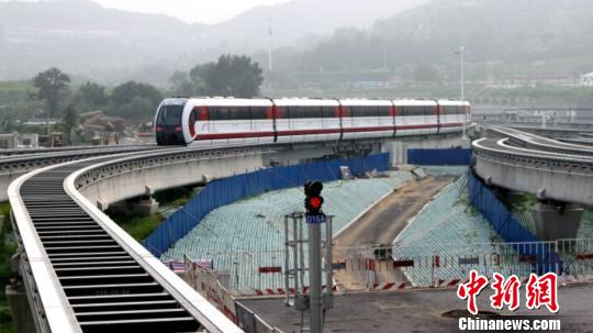 A maglev train undergoes test run on Beijing's new S1 line, a move that targets to shorten the commute time between Beijing and surrounding cities. (Photo/China News Service)