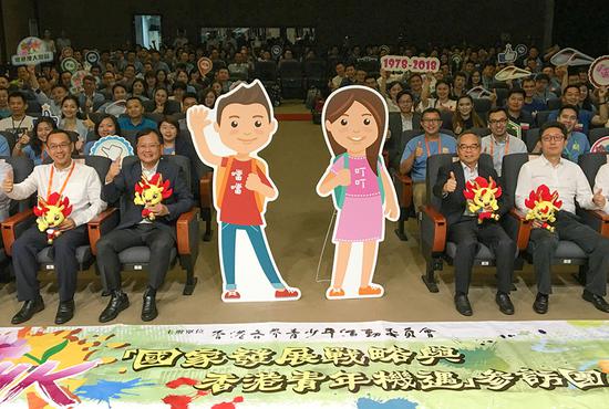 A delegation of about 150 people from Hong Kong kicks off a five-day visit to the Chinese mainland with their thumbs up at Shenzhen Museum on Monday. (HE SHUSI/CHINA DAILY)