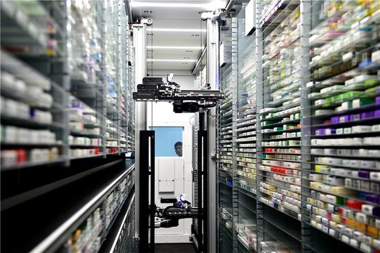 An automated system dispenses medicine for patients at Affiliated Fuyang Hospital of Anhui Medical University, in Fuyang, Anhui Province. (Photo/Xinhua)