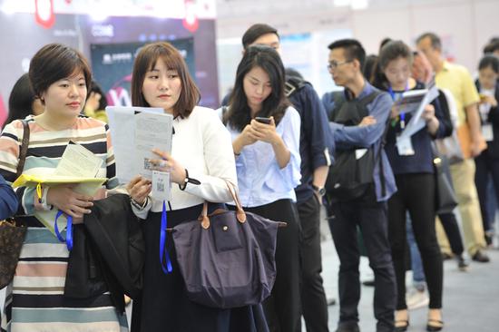 Overseas returnees scout for jobs at the 16th Conference on International Exchange of Professionals in Shenzhen, Guangdong Province. (Photo by Xuan Hui/For China Daily)