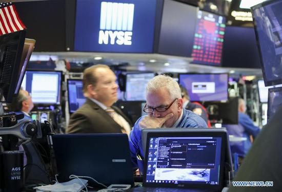 Traders work at the New York Stock Exchange in New York, the United States, on June 25, 2018.  (Xinhua/Wang Ying)