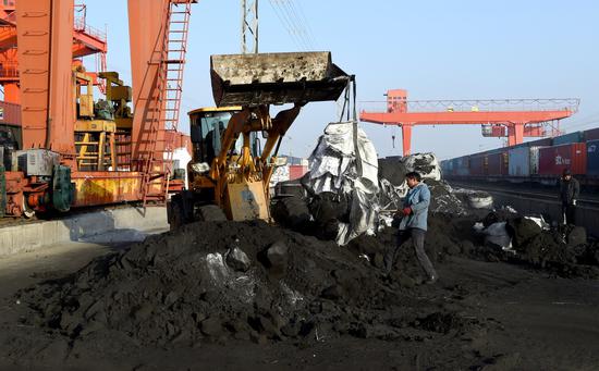 A worker carries out unloading operations at a coal plant in Ereenhot in the Inner Mongolia autonomous region. (Photo/Xinhua)
