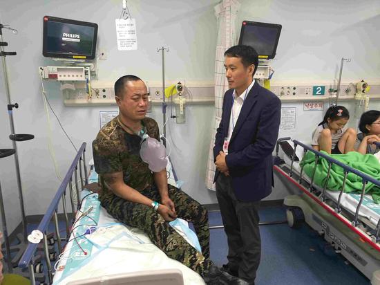 A Chinese Embassy staff member visits injured Chinese nationals in  the hospital after a fire broke out at a construction site in central South Korea's city of Sejong, June 26, 2018. /CCTV Photo 