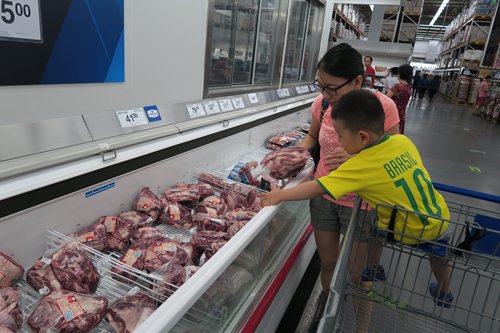 Consumers pick beef products at a supermarket in Beijing on Tuesday. (Photo: Li Hao/GT)